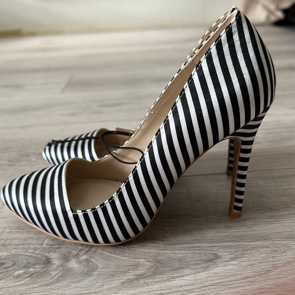 Black and white striped high heel pumps - Picture 2 of 3